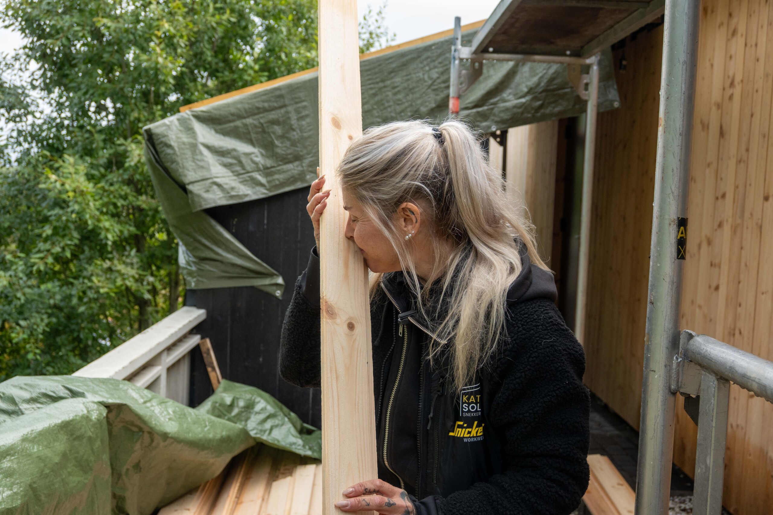 Katarina lukter på planke